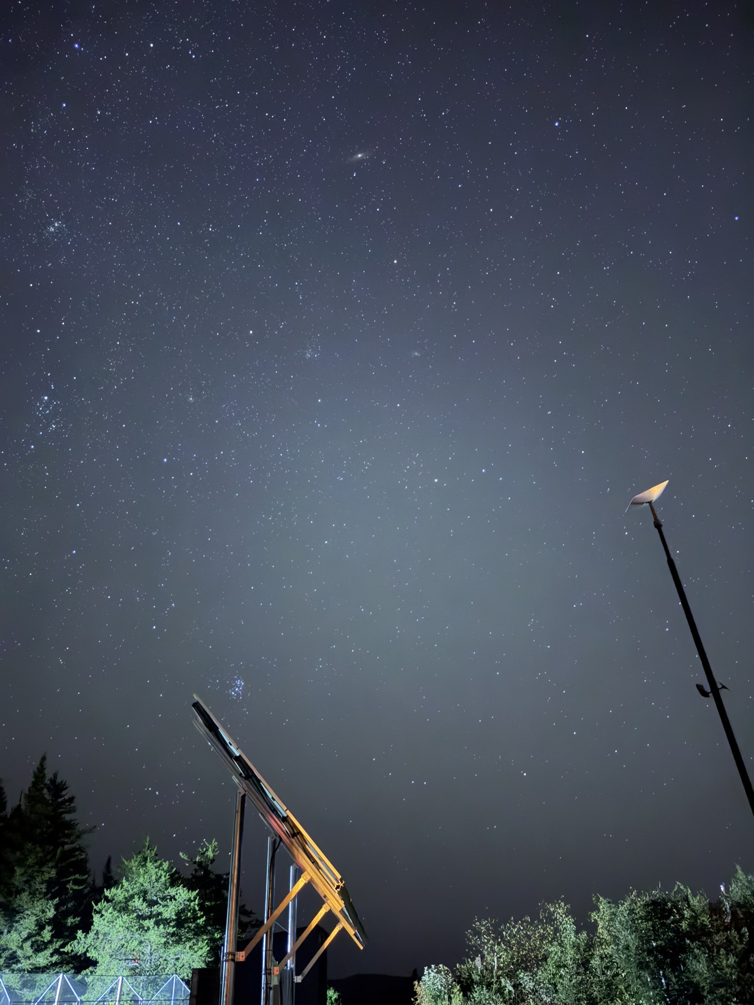 Ciel étoilé sur le panneau solaire et l'antenne Starlink