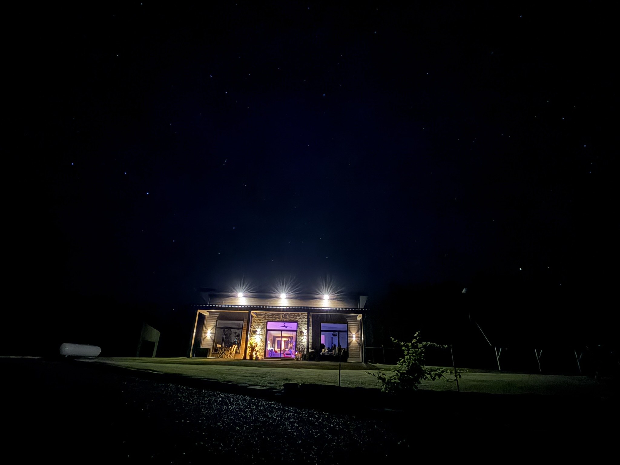 Nuit étoilée profonde sur la maison autonome