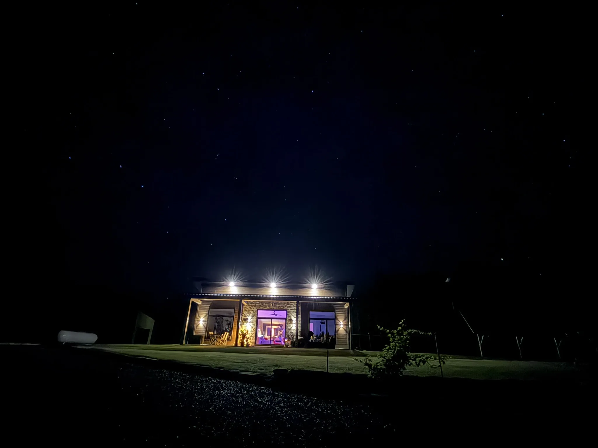 La maison OFFGRID sous la Grande Ourse, de nuit