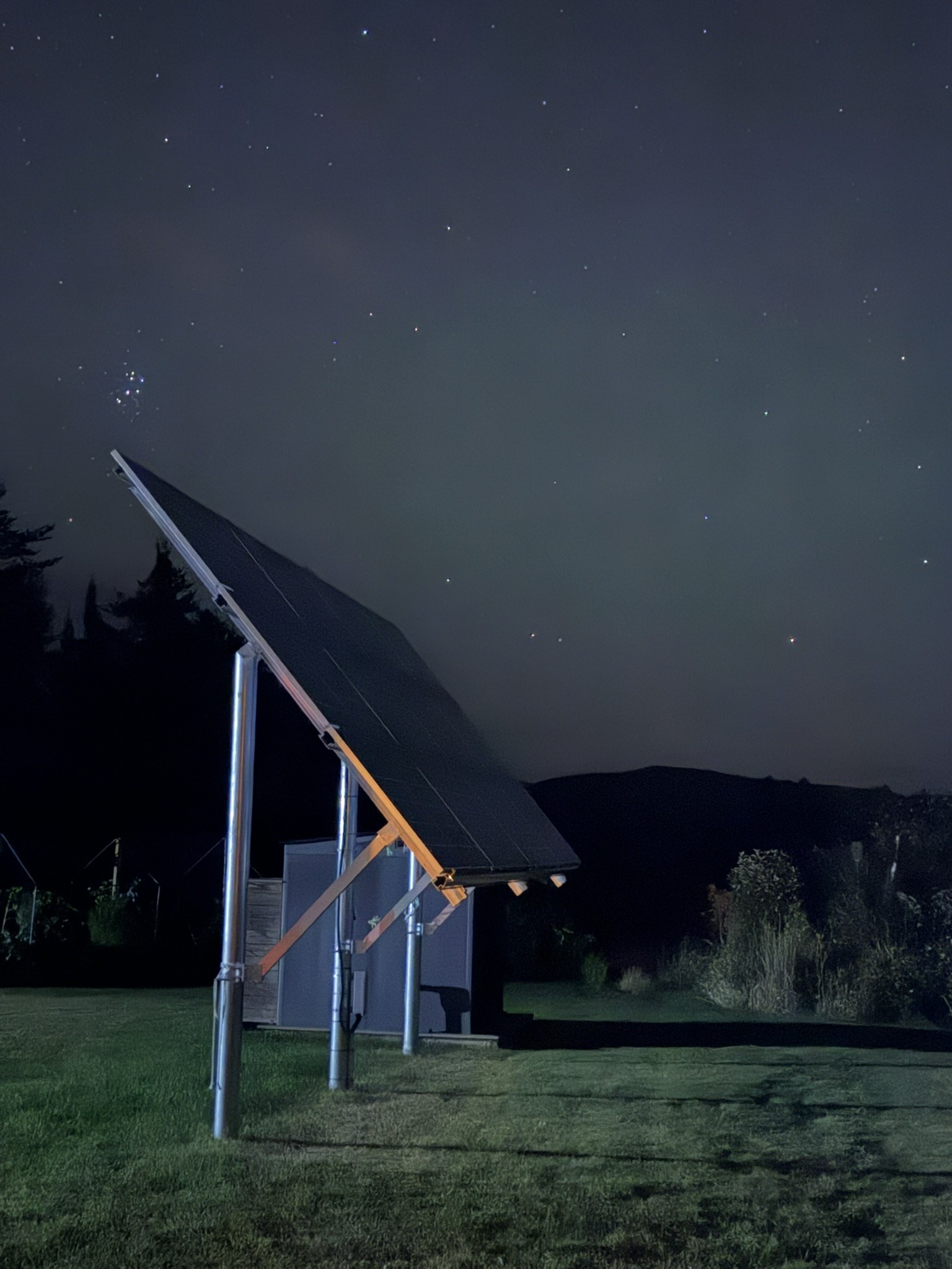 Les Pléiades au-dessus du panneau solaire bifacial