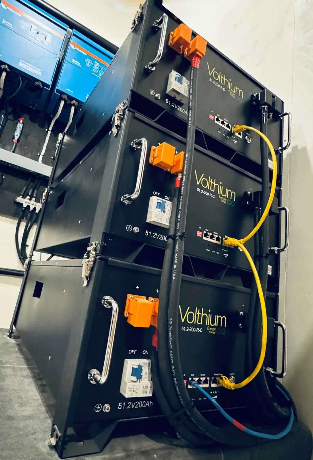 Les 3 batteries Volthium empilées dans le cœur technique du sous-sol