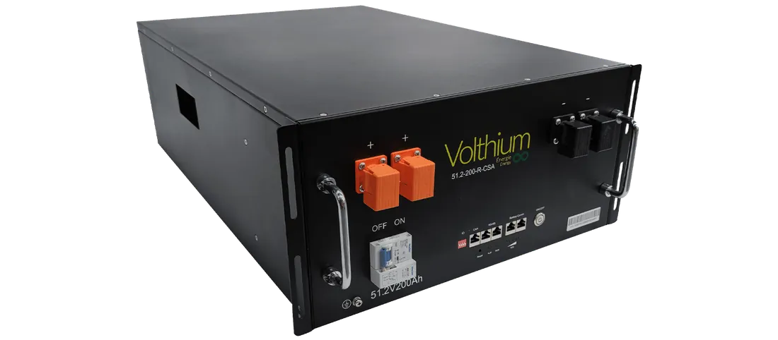 Batterie Volthium 51.2V 200Ah vue de trois quarts — poignées, connecteurs et ports BMS